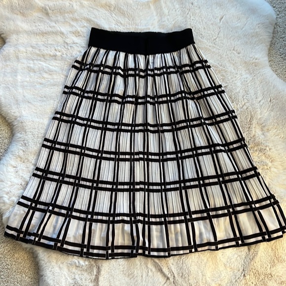 Andi & James black and white pleated skirt. Size L - Picture 1 of 3